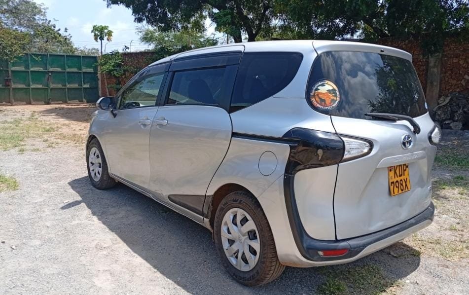 Toyota Sienta image 3